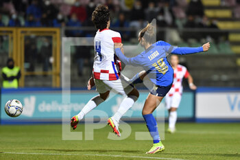 2021-10-22 - Arianna Caruso of Italy and Leonarda Balog of Croatia in action during the UEFA women's world cup qualifying round between ITALIA and CROATIA at Stadio Teofilo Patini on October 22, 2021 in Castel di Sangro, Italy. - QUALIFICAZIONI MONDIALI 2023 - ITALIA FEMMINILE VS CROAZIA - FIFA WORLD CUP - SOCCER