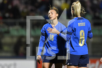 2021-10-22 - Arianna Caruso of Italy and Martina Rosucci of Italy in action during the UEFA women's world cup qualifying round between ITALIA and CROATIA at Stadio Teofilo Patini on October 22, 2021 in Castel di Sangro, Italy. - QUALIFICAZIONI MONDIALI 2023 - ITALIA FEMMINILE VS CROAZIA - FIFA WORLD CUP - SOCCER