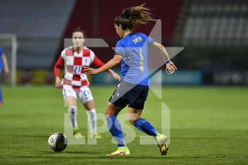 2021-10-22 - Sofia Cantore of Italy in action during the UEFA women's world cup qualifying round between ITALIA and CROATIA at Stadio Teofilo Patini on October 22, 2021 in Castel di Sangro, Italy. - QUALIFICAZIONI MONDIALI 2023 - ITALIA FEMMINILE VS CROAZIA - FIFA WORLD CUP - SOCCER