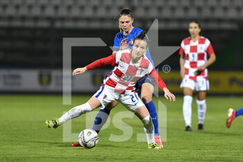 2021-10-22 - Fatjesa Gegollaj of Croatia in action during the UEFA women's world cup qualifying round between ITALIA and CROATIA at Stadio Teofilo Patini on October 22, 2021 in Castel di Sangro, Italy. - QUALIFICAZIONI MONDIALI 2023 - ITALIA FEMMINILE VS CROAZIA - FIFA WORLD CUP - SOCCER