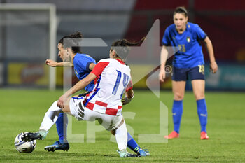 2021-10-22 - Antonia Dulčić of Croatia and Lucia Di Guglielmo of Italy in action during the UEFA women's world cup qualifying round between ITALIA and CROATIA at Stadio Teofilo Patini on October 22, 2021 in Castel di Sangro, Italy. - QUALIFICAZIONI MONDIALI 2023 - ITALIA FEMMINILE VS CROAZIA - FIFA WORLD CUP - SOCCER