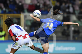 2021-10-22 - Valeria Pirone of Italy and Leonarda Balog of Croatia in action during the UEFA women's world cup qualifying round between ITALIA and CROATIA at Stadio Teofilo Patini on October 22, 2021 in Castel di Sangro, Italy. - QUALIFICAZIONI MONDIALI 2023 - ITALIA FEMMINILE VS CROAZIA - FIFA WORLD CUP - SOCCER