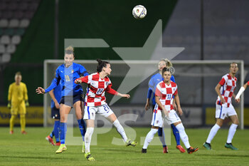 2021-10-22 - Fatjesa Gegollaj of Croatia and Arianna Caruso of Italy  in action during the UEFA women's world cup qualifying round between ITALIA and CROATIA at Stadio Teofilo Patini on October 22, 2021 in Castel di Sangro, Italy. - QUALIFICAZIONI MONDIALI 2023 - ITALIA FEMMINILE VS CROAZIA - FIFA WORLD CUP - SOCCER