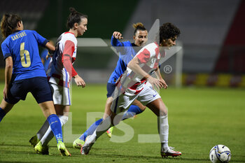 2021-10-22 - Leonarda Balog of Croatia in action during the UEFA women's world cup qualifying round between ITALIA and CROATIA at Stadio Teofilo Patini on October 22, 2021 in Castel di Sangro, Italy. - QUALIFICAZIONI MONDIALI 2023 - ITALIA FEMMINILE VS CROAZIA - FIFA WORLD CUP - SOCCER