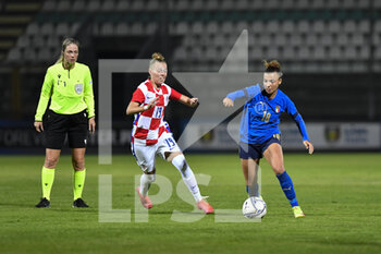 2021-10-22 - Arianna Caruso of Italy and Janja Čanjevac of Croatia in action during the UEFA women's world cup qualifying round between ITALIA and CROATIA at Stadio Teofilo Patini on October 22, 2021 in Castel di Sangro, Italy. - QUALIFICAZIONI MONDIALI 2023 - ITALIA FEMMINILE VS CROAZIA - FIFA WORLD CUP - SOCCER