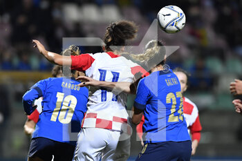 2021-10-22 - Ivana Kirilenko of Croatia in action during the UEFA women's world cup qualifying round between ITALIA and CROATIA at Stadio Teofilo Patini on October 22, 2021 in Castel di Sangro, Italy. - QUALIFICAZIONI MONDIALI 2023 - ITALIA FEMMINILE VS CROAZIA - FIFA WORLD CUP - SOCCER