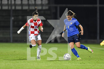 2021-10-22 - Sofia Cantore of Italy and Antonia Dulčić of Croatia in action during the UEFA women's world cup qualifying round between ITALIA and CROATIA at Stadio Teofilo Patini on October 22, 2021 in Castel di Sangro, Italy. - QUALIFICAZIONI MONDIALI 2023 - ITALIA FEMMINILE VS CROAZIA - FIFA WORLD CUP - SOCCER