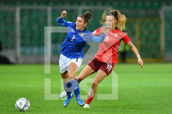 2021-11-26 - Italy's defender Valentina Bergamaschi compete for the ball with Switzerland's midfielder Riola Xhemaili - QUALIFICAZIONI MONDIALI 2023 - ITALIA FEMMINILE VS SVIZZERA - FIFA WORLD CUP - SOCCER