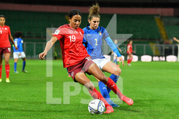 2021-11-26 - Switzerland's defender Eseosa Aigbogun compete for the ball with Italy's defender Valentina Bergamaschi  - QUALIFICAZIONI MONDIALI 2023 - ITALIA FEMMINILE VS SVIZZERA - FIFA WORLD CUP - SOCCER