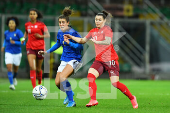 2021-11-26 - Italy's defender Valentina Bergamaschi compete for the ball with Switzerland's forward Ramona Bachmann - QUALIFICAZIONI MONDIALI 2023 - ITALIA FEMMINILE VS SVIZZERA - FIFA WORLD CUP - SOCCER