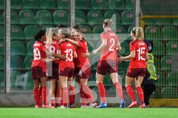 2021-11-26 - Switzerland's forward Ana-Maria Crnogorcevic (hidden) celebrates with teammates after scoring the 0-2 goal  - QUALIFICAZIONI MONDIALI 2023 - ITALIA FEMMINILE VS SVIZZERA - FIFA WORLD CUP - SOCCER