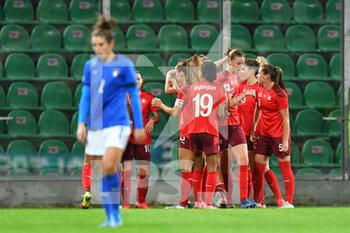 2021-11-26 - Switzerland's forward Ana-Maria Crnogorcevic (hidden) celebrates with teammates after scoring the 0-2 goal  - QUALIFICAZIONI MONDIALI 2023 - ITALIA FEMMINILE VS SVIZZERA - FIFA WORLD CUP - SOCCER