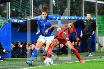 2021-11-26 - Italy's defender Valentina Bergamaschi compete for the ball with Switzerland's defender Eseosa Aigbogun - QUALIFICAZIONI MONDIALI 2023 - ITALIA FEMMINILE VS SVIZZERA - FIFA WORLD CUP - SOCCER