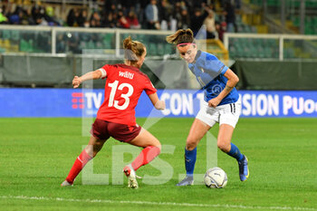 2021-11-26 - Italy's forward Barbara Bonansea control the ball  - QUALIFICAZIONI MONDIALI 2023 - ITALIA FEMMINILE VS SVIZZERA - FIFA WORLD CUP - SOCCER