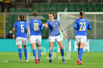 2021-11-26 - Italy's forward Barbara Bonansea celebrates with teammates after scoring the 1-2 goal  - QUALIFICAZIONI MONDIALI 2023 - ITALIA FEMMINILE VS SVIZZERA - FIFA WORLD CUP - SOCCER