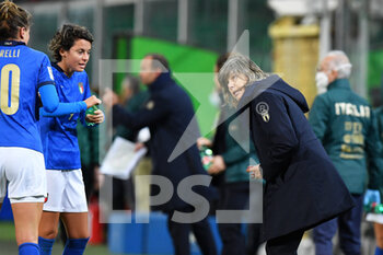 2021-11-26 - Italy's head coach Milena Bertolini instructing her Italia players - QUALIFICAZIONI MONDIALI 2023 - ITALIA FEMMINILE VS SVIZZERA - FIFA WORLD CUP - SOCCER