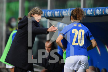 2021-11-26 - Italy's head coach Milena Bertolini instructing her player Italy's Angelica Soffia  - QUALIFICAZIONI MONDIALI 2023 - ITALIA FEMMINILE VS SVIZZERA - FIFA WORLD CUP - SOCCER