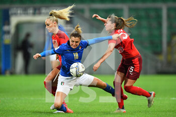 2021-11-26 - Italy's forward Cristiana Girelli is fouled by Switzerland's defender Moelle Maritz  - QUALIFICAZIONI MONDIALI 2023 - ITALIA FEMMINILE VS SVIZZERA - FIFA WORLD CUP - SOCCER
