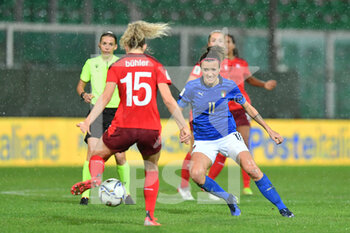 2021-11-26 - Switzerland's defender Luana Bühler and Italy's forward Barbara Bonansea in action  - QUALIFICAZIONI MONDIALI 2023 - ITALIA FEMMINILE VS SVIZZERA - FIFA WORLD CUP - SOCCER