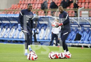 2021-09-01 - Goalkeepers of France Steve Mandanda, Mike Maignan during the FIFA World Cup Qatar 2022, Qualifiers, Group D football match between France and Bosnia and Herzegovina on September 1, 2021 at Stade de La Meinau in Strasbourg, France - FIFA WORLD CUP QATAR 2022, QUALIFIERS, GROUP D - FRANCE AND BOSNIA AND HERZEGOVINA - FIFA WORLD CUP - SOCCER