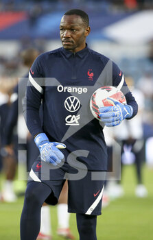 2021-09-01 - Goalkeeper of France Steve Mandanda during the FIFA World Cup Qatar 2022, Qualifiers, Group D football match between France and Bosnia and Herzegovina on September 1, 2021 at Stade de La Meinau in Strasbourg, France - FIFA WORLD CUP QATAR 2022, QUALIFIERS, GROUP D - FRANCE AND BOSNIA AND HERZEGOVINA - FIFA WORLD CUP - SOCCER