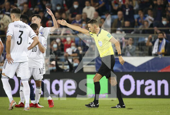 2021-09-01 - Referee Sandro Scharer of Switzerland validates the goal of Antoine Griezmann of France after consulting the VAR (video assistance) during the FIFA World Cup Qatar 2022, Qualifiers, Group D football match between France and Bosnia and Herzegovina on September 1, 2021 at La Meinau stadium in Strasbourg, France - Photo Jean Catuffe / DPPI - FIFA WORLD CUP QATAR 2022, QUALIFIERS, GROUP D - FRANCE AND BOSNIA AND HERZEGOVINA - FIFA WORLD CUP - SOCCER