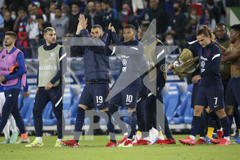 2021-09-01 - Karim Benzema, Kylian Mbappe of France salute the supporters following the FIFA World Cup Qatar 2022, Qualifiers, Group D football match between France and Bosnia and Herzegovina on September 1, 2021 at Stade de La Meinau in Strasbourg, France - FIFA WORLD CUP QATAR 2022, QUALIFIERS, GROUP D - FRANCE AND BOSNIA AND HERZEGOVINA - FIFA WORLD CUP - SOCCER