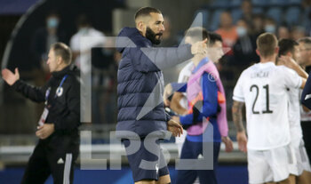 2021-09-01 - Karim Benzema of France salutes the supporters following the FIFA World Cup Qatar 2022, Qualifiers, Group D football match between France and Bosnia and Herzegovina on September 1, 2021 at Stade de La Meinau in Strasbourg, France - Photo Jean Catuffe / DPPI - FIFA WORLD CUP QATAR 2022, QUALIFIERS, GROUP D - FRANCE AND BOSNIA AND HERZEGOVINA - FIFA WORLD CUP - SOCCER