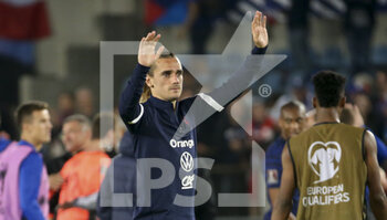 2021-09-01 - Antoine Griezmann of France salutes the supporters following the FIFA World Cup Qatar 2022, Qualifiers, Group D football match between France and Bosnia and Herzegovina on September 1, 2021 at Stade de La Meinau in Strasbourg, France - Photo Jean Catuffe / DPPI - FIFA WORLD CUP QATAR 2022, QUALIFIERS, GROUP D - FRANCE AND BOSNIA AND HERZEGOVINA - FIFA WORLD CUP - SOCCER