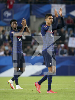 2021-09-01 - Raphael Varane, Aurelien Tchouameni (left) of France salute the supporters following the FIFA World Cup Qatar 2022, Qualifiers, Group D football match between France and Bosnia and Herzegovina on September 1, 2021 at Stade de La Meinau in Strasbourg, France - Photo Jean Catuffe / DPPI - FIFA WORLD CUP QATAR 2022, QUALIFIERS, GROUP D - FRANCE AND BOSNIA AND HERZEGOVINA - FIFA WORLD CUP - SOCCER