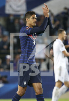 2021-09-01 - Raphael Varane of France salutes the supporters following the FIFA World Cup Qatar 2022, Qualifiers, Group D football match between France and Bosnia and Herzegovina on September 1, 2021 at Stade de La Meinau in Strasbourg, France - FIFA WORLD CUP QATAR 2022, QUALIFIERS, GROUP D - FRANCE AND BOSNIA AND HERZEGOVINA - FIFA WORLD CUP - SOCCER