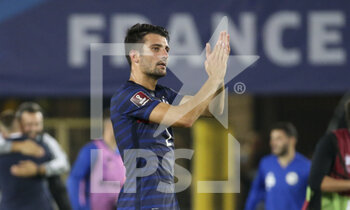 2021-09-01 - Leo Dubois of France salutes the supporters following the FIFA World Cup Qatar 2022, Qualifiers, Group D football match between France and Bosnia and Herzegovina on September 1, 2021 at Stade de La Meinau in Strasbourg, France - FIFA WORLD CUP QATAR 2022, QUALIFIERS, GROUP D - FRANCE AND BOSNIA AND HERZEGOVINA - FIFA WORLD CUP - SOCCER