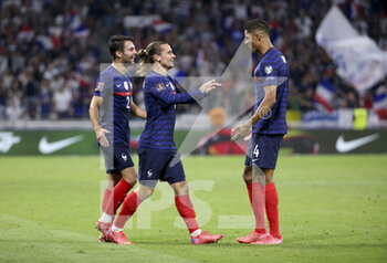 2021-09-07 - Antoine Griezmann of France celebrates his second goal with Leo Dubois (left) and Raphael Varane during the FIFA World Cup Qatar 2022, Qualifiers, Group D football match between France and Finland on September 7, 2021 at Groupama stadium in Decines-Charpieu near Lyon, France - FIFA WORLD CUP QATAR 2022, QUALIFIERS, GROUP D - FRANCE AND FINLAND - FIFA WORLD CUP - SOCCER