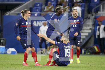 2021-09-07 - Antoine Griezmann, Paul Pogba of France lift Karim Benzema of France during the FIFA World Cup Qatar 2022, Qualifiers, Group D football match between France and Finland on September 7, 2021 at Groupama stadium in Decines-Charpieu near Lyon, France - FIFA WORLD CUP QATAR 2022, QUALIFIERS, GROUP D - FRANCE AND FINLAND - FIFA WORLD CUP - SOCCER