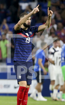 2021-09-07 - Karim Benzema of France salutes the supporters following the FIFA World Cup Qatar 2022, Qualifiers, Group D football match between France and Finland on September 7, 2021 at Groupama stadium in Decines-Charpieu near Lyon, France - FIFA WORLD CUP QATAR 2022, QUALIFIERS, GROUP D - FRANCE AND FINLAND - FIFA WORLD CUP - SOCCER