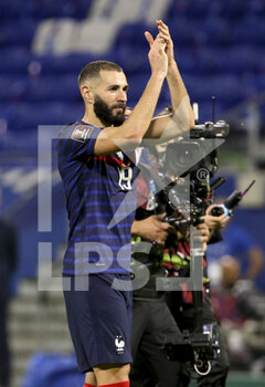 2021-09-07 - Karim Benzema of France salutes the supporters following the FIFA World Cup Qatar 2022, Qualifiers, Group D football match between France and Finland on September 7, 2021 at Groupama stadium in Decines-Charpieu near Lyon, France - FIFA WORLD CUP QATAR 2022, QUALIFIERS, GROUP D - FRANCE AND FINLAND - FIFA WORLD CUP - SOCCER