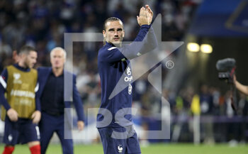 2021-09-07 - Antoine Griezmann of France salutes the supporters following the FIFA World Cup Qatar 2022, Qualifiers, Group D football match between France and Finland on September 7, 2021 at Groupama stadium in Decines-Charpieu near Lyon, France - FIFA WORLD CUP QATAR 2022, QUALIFIERS, GROUP D - FRANCE AND FINLAND - FIFA WORLD CUP - SOCCER