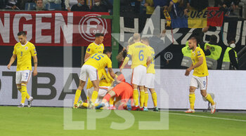 2021-10-08 - Romania players celebrate after the Ianis Hagi's goal during the FIFA World Cup 2022, Qualifiers Group J football match between Germany and Romania on October 8, 2021 at Volksparkstadion in Hamburg, Germany - FIFA WORLD CUP 2022, QUALIFIERS GROUP J - GERMANY VS ROMANIA - FIFA WORLD CUP - SOCCER