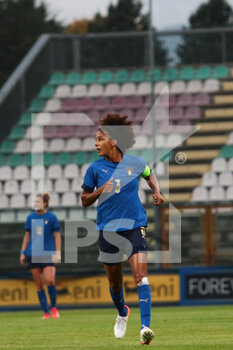 2021-10-22 - Sara Gama of Italy gestures during the FIFA Women's World Cup 2023 Qualifications football match between Italy and Croatia at the Teofilo Patini stadium in Città Castel di Sangro on October 22th 2021 - FIFA WOMEN'S WORLD CUP 2023 QUALIFICATION - ITALY VS CROATIA INT - FIFA WORLD CUP - SOCCER