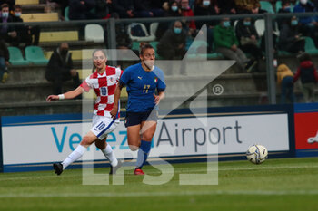 2021-10-22 - Lisa Boattin  of Italy and Izabela Lojna of Croatia  gestures during the FIFA Women's World Cup 2023 Qualifications football match between Italy and Croatia at the Teofilo Patini stadium in Città Castel di Sangro on October 22th 2021 - FIFA WOMEN'S WORLD CUP 2023 QUALIFICATION - ITALY VS CROATIA INT - FIFA WORLD CUP - SOCCER