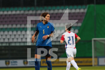 2021-10-22 - Elena Linari of Italy during the FIFA Women's World Cup 2023 Qualifications football match between Italy and Croatia at the Teofilo Patini stadium in Città Castel di Sangro on October 22th 2021 - FIFA WOMEN'S WORLD CUP 2023 QUALIFICATION - ITALY VS CROATIA INT - FIFA WORLD CUP - SOCCER