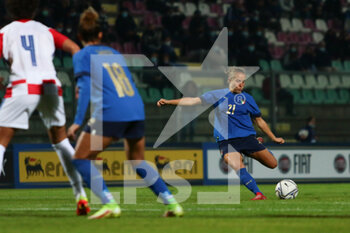 2021-10-22 - Valentina Cernoia of Italy gestures during the FIFA Women's World Cup 2023 Qualifications football match between Italy and Croatia at the Teofilo Patini stadium in Città Castel di Sangro on October 22th 2021 - FIFA WOMEN'S WORLD CUP 2023 QUALIFICATION - ITALY VS CROATIA INT - FIFA WORLD CUP - SOCCER