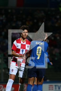 2021-10-22 - Valentina Giacinti of Italy and Leonarda Balog of Croatia during the FIFA Women's World Cup 2023 Qualifications football match between Italy and Croatia at the Teofilo Patini stadium in Città Castel di Sangro on October 22th 2021 - FIFA WOMEN'S WORLD CUP 2023 QUALIFICATION - ITALY VS CROATIA INT - FIFA WORLD CUP - SOCCER