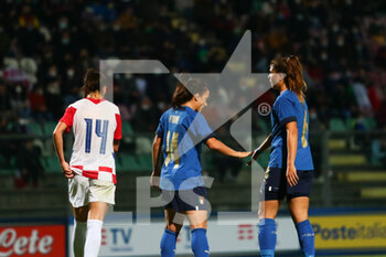 2021-10-22 - Valeria Pirone and Cantore of Italy during the FIFA Women's World Cup 2023 Qualifications football match between Italy and Croatia at the Teofilo Patini stadium in Città Castel di Sangro on October 22th 2021 - FIFA WOMEN'S WORLD CUP 2023 QUALIFICATION - ITALY VS CROATIA INT - FIFA WORLD CUP - SOCCER