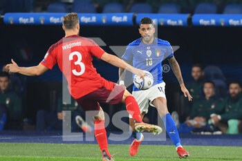 2021-11-12 - ROME, ITALY - November 12 : Emerson  ( L) of  Italy competes for the ball  Silvan Widme (R) of Svizzera  during the  World Cup Qualifiers Group C soccer match between  Italy and Svizzera Stadio Olimpico on November 12,2021 in Rome Italy - FIFA WORLD CUP QATAR 2022 QUALIFIERS - ITALY VS SWITZERLAND - FIFA WORLD CUP - SOCCER