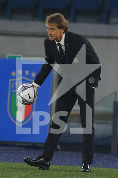 2021-11-12 - ROME, ITALY - November 12 : Head Coach Roberto Mancini  of Italy takes the ball  during World Cup Qualifiers Group C soccer match between  Italy and Svizzera  at Stadio Olimpico on November 12,2021 in Rome Italy - FIFA WORLD CUP QATAR 2022 QUALIFIERS - ITALY VS SWITZERLAND - FIFA WORLD CUP - SOCCER