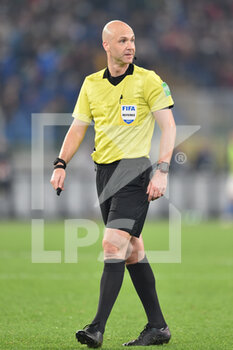 2021-11-12 - ROME, ITALY - November 12 : The Referee Antony Taylor  during World qualifiers group C soccer match at between  Italy and Svizzera  Stadio Olimpico  on November 12,2021 in Rome Italy - FIFA WORLD CUP QATAR 2022 QUALIFIERS - ITALY VS SWITZERLAND - FIFA WORLD CUP - SOCCER