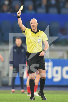 2021-11-12 - ROME, ITALY - November 12 : The Referee Antony Taylor Show yellov card at during World qualifiers group C soccer match at between  Italy and Svizzera  Stadio Olimpico  on November 12,2021 in Rome Italy - FIFA WORLD CUP QATAR 2022 QUALIFIERS - ITALY VS SWITZERLAND - FIFA WORLD CUP - SOCCER