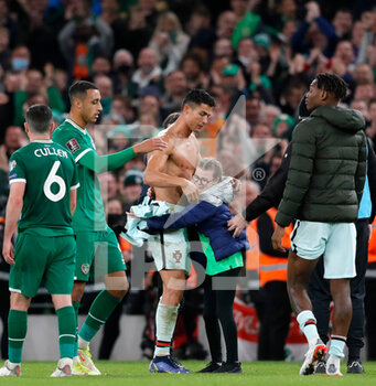 2021-11-11 - Cristiano Ronaldo of Portugal gives a fan his jersey after the FIFA World Cup 2022, Qualifiers Group A football match between Republic of Ireland and Portugal on November 11, 2021 at Aviva Stadium in Dublin, Republic of Ireland - REPUBLIC OF IRELAND VS PORTUGAL - FIFA WORLD CUP - SOCCER