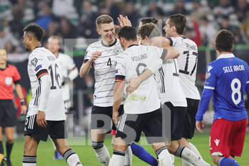2021-11-11 - Lukas Nmecha, Matthias Ginter, Kevin Volland, Thomas Muller, Florian Neuhaus of Germany celebrate during the FIFA World Cup 2022, Qualifiers Group J football match between Germany and Liechtenstein on November 11, 2021 at Volkswagen Arena in Wolfsburg, Germany - FIFA WORLD CUP 2022, QUALIFIERS GROUP J - GERMANY VS LIECHTENSTEIN - FIFA WORLD CUP - SOCCER
